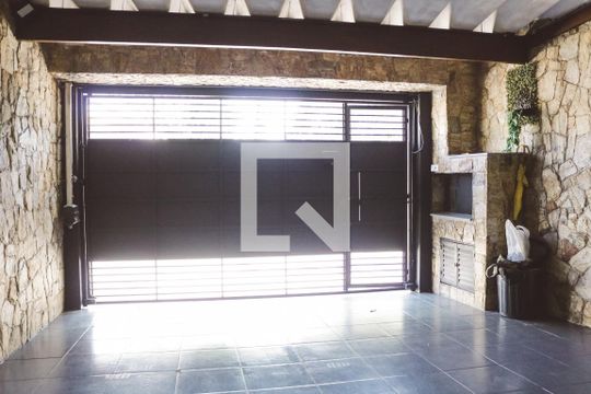Garagem de casa à venda com 3 quartos, 200m² em Parque Maria Domitila, São Paulo