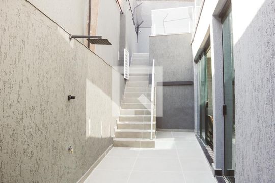 Quintal de casa à venda com 3 quartos, 200m² em Parque Maria Domitila, São Paulo