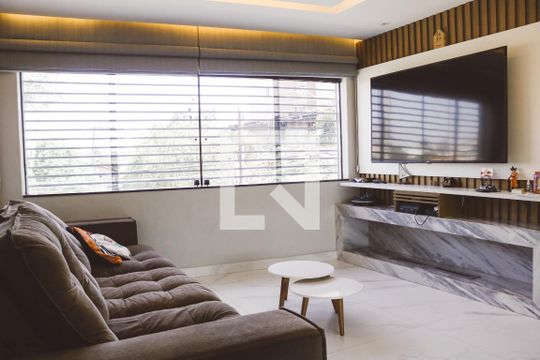 Sala de casa à venda com 3 quartos, 200m² em Parque Maria Domitila, São Paulo