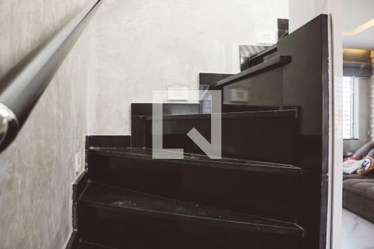 Escada de casa à venda com 3 quartos, 200m² em Parque Maria Domitila, São Paulo