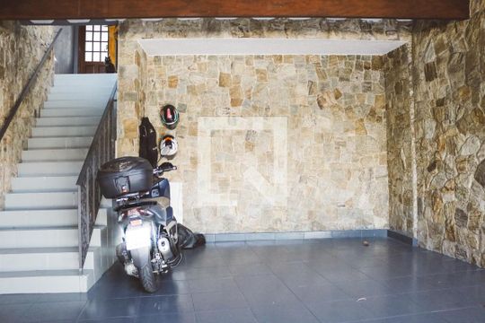 Garagem de casa à venda com 3 quartos, 200m² em Parque Maria Domitila, São Paulo