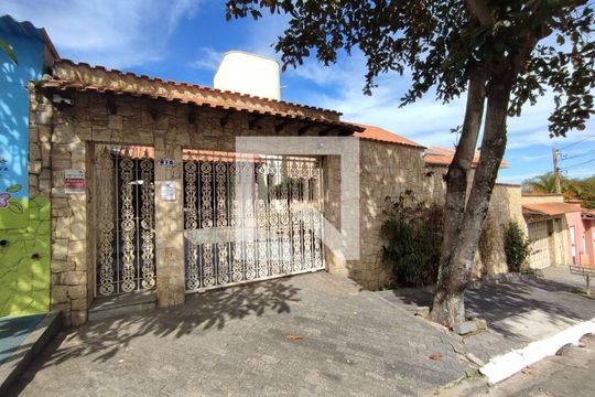 Fachada de casa para alugar com 5 quartos, 590m² em Jardim Triana, São Paulo