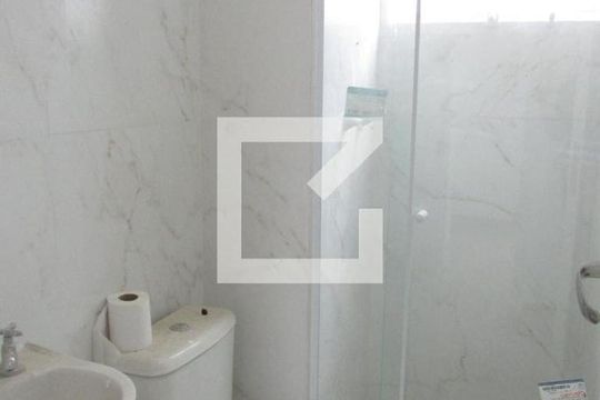 Banheiro de apartamento para alugar com 2 quartos, 42m² em Guaratiba, Rio de Janeiro