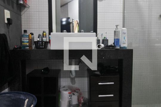 Banheiro da suíte de apartamento à venda com 1 quarto, 58m² em Jardim Ampliação, São Paulo