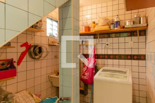 Área de Serviço de casa para alugar com 2 quartos, 210m² em Vila Araguaia, São Paulo
