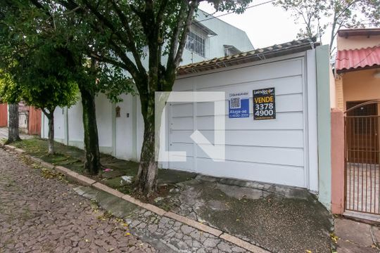 Fachada de casa à venda com 3 quartos, 280m² em Coronel Aparicio Borges, Porto Alegre
