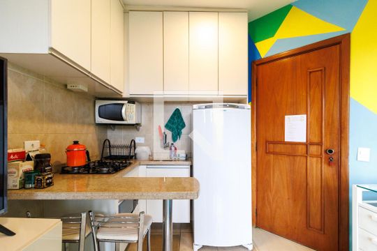 Cozinha de apartamento para alugar com 1 quarto, 40m² em Paraíso do Morumbi, São Paulo