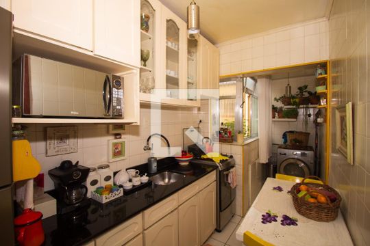 Cozinha e Área de Serviço de apartamento à venda com 2 quartos, 60m² em Medianeira, Porto Alegre