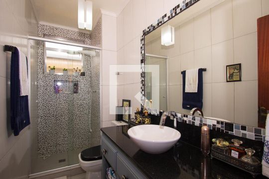 Banheiro de apartamento à venda com 2 quartos, 60m² em Medianeira, Porto Alegre