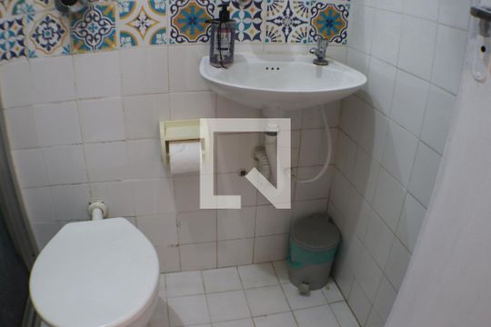 Banheiro de Serviço de casa de condomínio à venda com 3 quartos, 603m² em Taquara, Rio de Janeiro