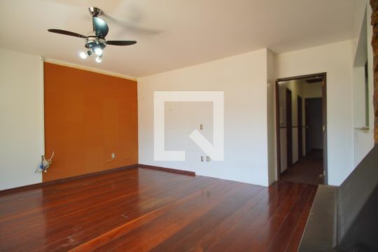 Casa à venda com 3 quartos, 253m² em Jardim Carvalho, Porto Alegre