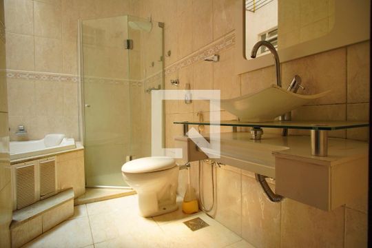 Banheiro suíte de casa à venda com 3 quartos, 253m² em Jardim Carvalho, Porto Alegre