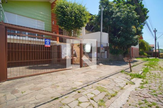 Fachada de casa à venda com 3 quartos, 253m² em Jardim Carvalho, Porto Alegre