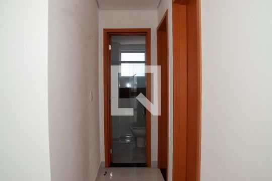 Corredor de apartamento para alugar com 2 quartos, 58m² em Riacho das Pedras, Contagem