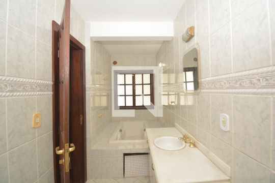 Banheiro da Suíte de casa à venda com 4 quartos, 319m² em Vila Valqueire, Rio de Janeiro