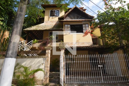 Fachada de casa à venda com 4 quartos, 319m² em Vila Valqueire, Rio de Janeiro