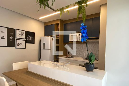 Cozinha de apartamento à venda com 1 quarto, 46m² em Jardim Tupanci, Barueri