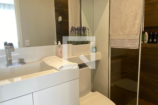 Banheiro da Suíte de apartamento à venda com 1 quarto, 46m² em Jardim Tupanci, Barueri