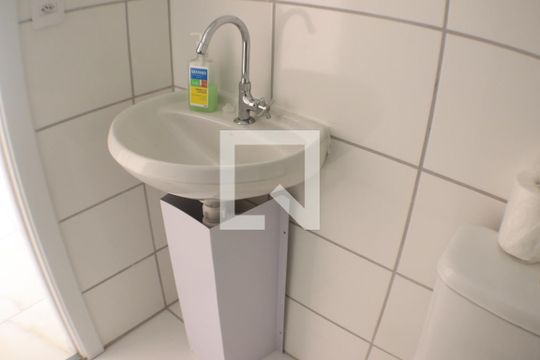 Banheiro de apartamento para alugar com 2 quartos, 47m² em Taquara, Rio de Janeiro