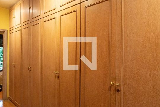 Closet de casa à venda com 4 quartos, 365m² em Jardim Europa, São Paulo