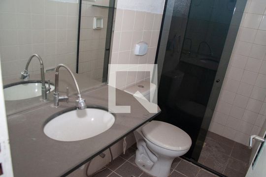 Banheiro de apartamento para alugar com 3 quartos, 68m² em Jardim Riacho das Pedras, Contagem