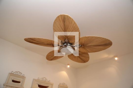 Sala de apartamento para alugar com 2 quartos, 120m² em Balneario Guarujá, Guarujá
