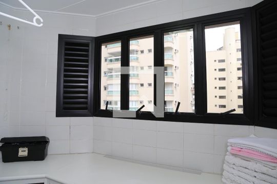 Area de serviço de apartamento para alugar com 2 quartos, 120m² em Balneario Guarujá, Guarujá