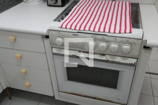 Cozinha de apartamento para alugar com 2 quartos, 120m² em Balneario Guarujá, Guarujá