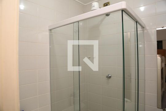 Banheiro de Serviço de apartamento para alugar com 2 quartos, 120m² em Balneario Guarujá, Guarujá