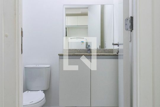 Banheiro de kitnet/studio para alugar com 1 quarto, 23m² em Sé, São Paulo