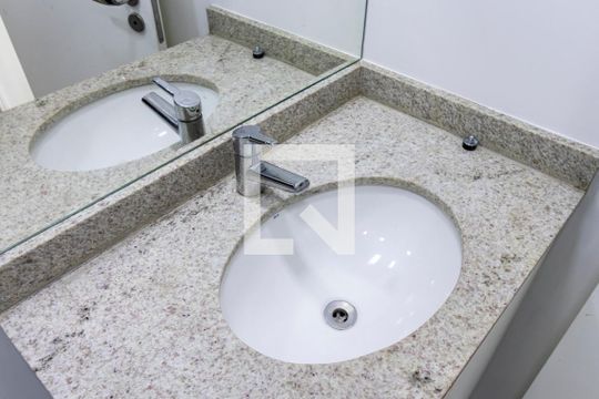 Banheiro de kitnet/studio para alugar com 1 quarto, 23m² em Sé, São Paulo
