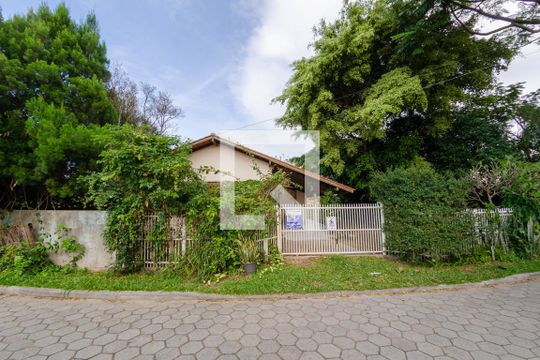 Fachada de casa para alugar com 3 quartos, 400m² em São João do Rio Vermelho, Florianópolis