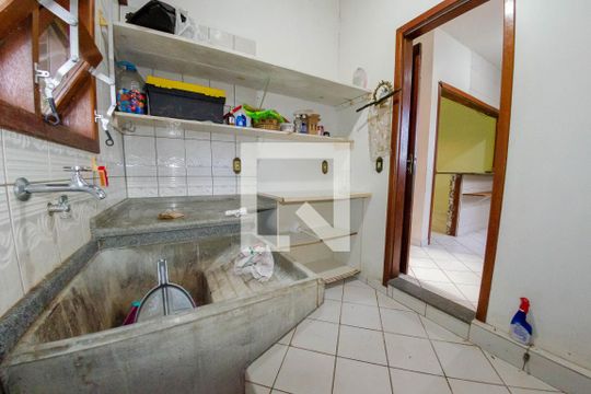 Área de serviço de casa para alugar com 3 quartos, 400m² em São João do Rio Vermelho, Florianópolis