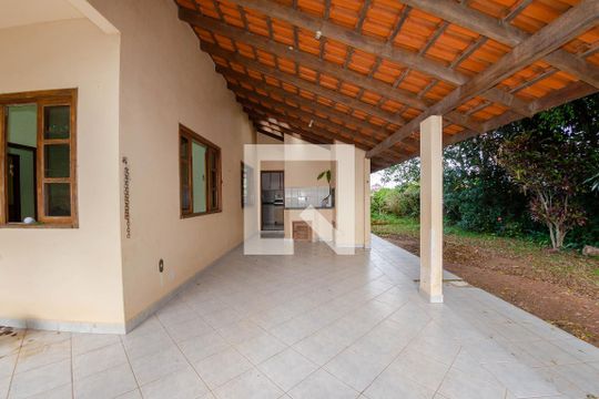Garagem de casa para alugar com 3 quartos, 400m² em São João do Rio Vermelho, Florianópolis