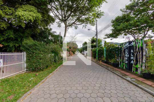 Vista da rua de casa para alugar com 3 quartos, 400m² em São João do Rio Vermelho, Florianópolis