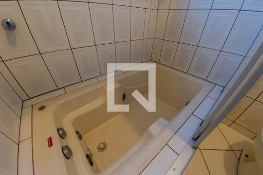 Banheiro da suíte de casa para alugar com 3 quartos, 400m² em São João do Rio Vermelho, Florianópolis
