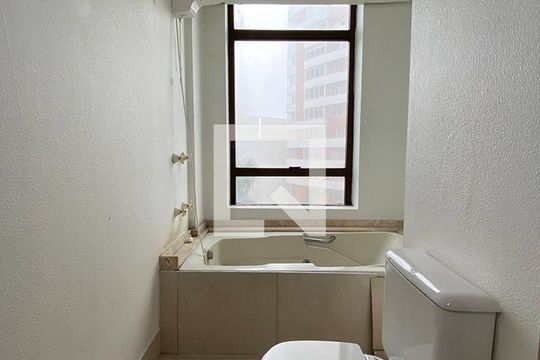 Banheiro de apartamento à venda com 1 quarto, 74m² em Centro, Novo Hamburgo