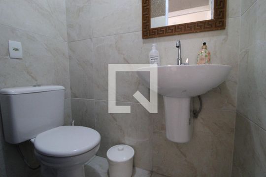 Banheiro de serviço na garagem  de casa à venda com 3 quartos, 170m² em Vila Marari, São Paulo