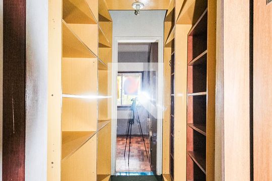 Closet  do quarto 2 de apartamento para alugar com 2 quartos, 59m² em São Sebastião, Porto Alegre