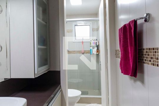 Banheiro  de casa de condomínio à venda com 3 quartos, 100m² em Humaitá, Porto Alegre