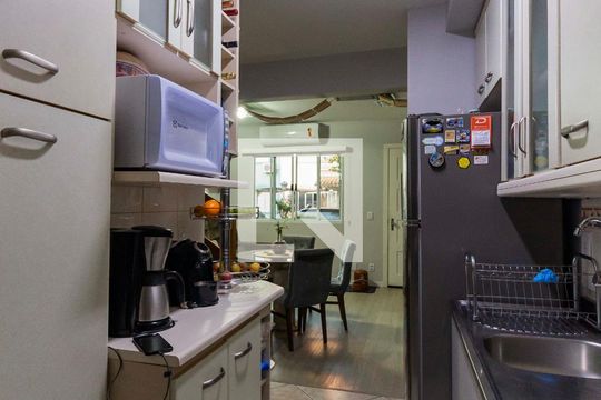 Cozinha  de casa de condomínio à venda com 3 quartos, 100m² em Humaitá, Porto Alegre