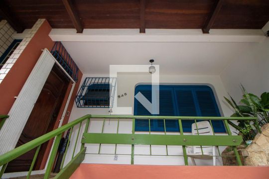 Fachada de casa à venda com 3 quartos, 100m² em Vila Ipiranga, Porto Alegre