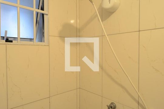 Banheiro de kitnet/studio para alugar com 1 quarto, 21m² em Chácara Inglesa, São Paulo
