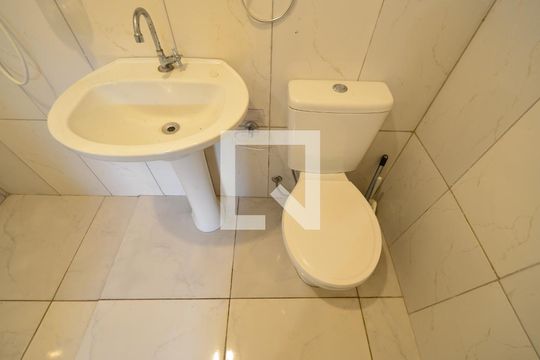 Banheiro de kitnet/studio para alugar com 1 quarto, 21m² em Chácara Inglesa, São Paulo