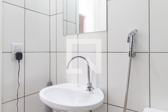 Banheiro de apartamento à venda com 2 quartos, 58m² em Jardim Flor da Montanha, Guarulhos
