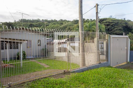 Fachada de casa à venda com 2 quartos, 70m² em Centro, Viamão