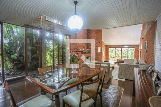Sala de Estar de casa à venda com 3 quartos, 300m² em Cidade São Francisco, São Paulo