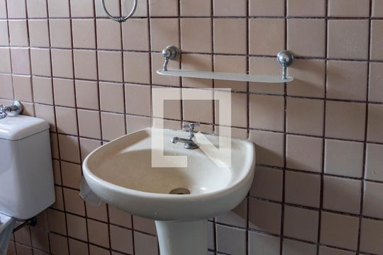 Banheiro de apartamento para alugar com 1 quarto, 42m² em Jardim Três Marias, São Paulo