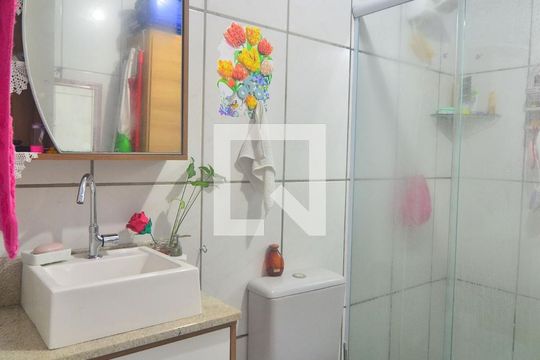 Banheiro social de casa à venda com 2 quartos, 300m² em Olaria, Canoas