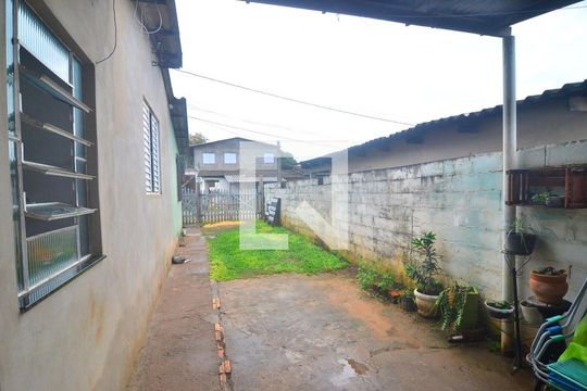 Pátio de casa à venda com 2 quartos, 300m² em Olaria, Canoas